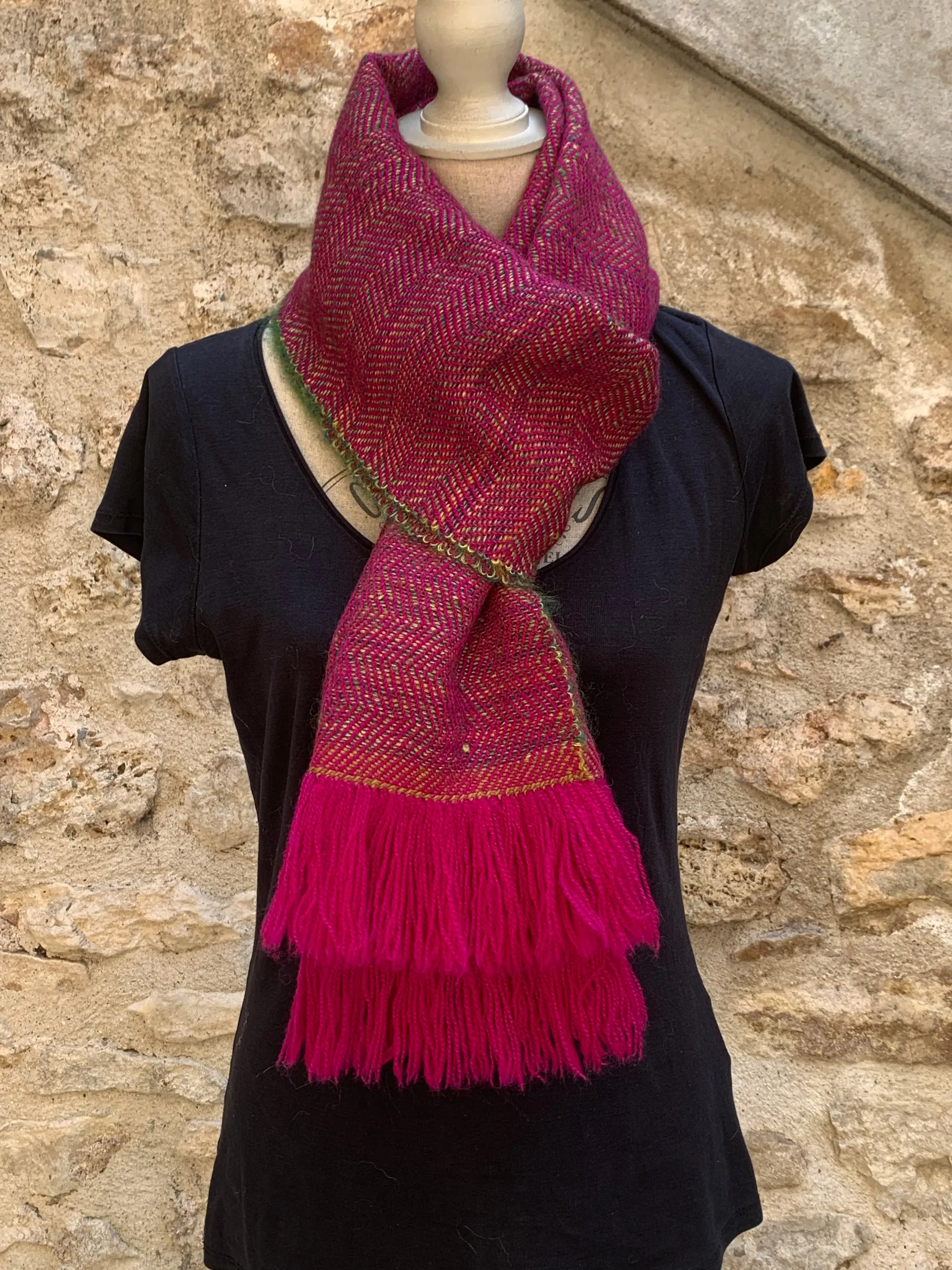 Écharpe fuchsia aux chevrons olive, autre vue 2