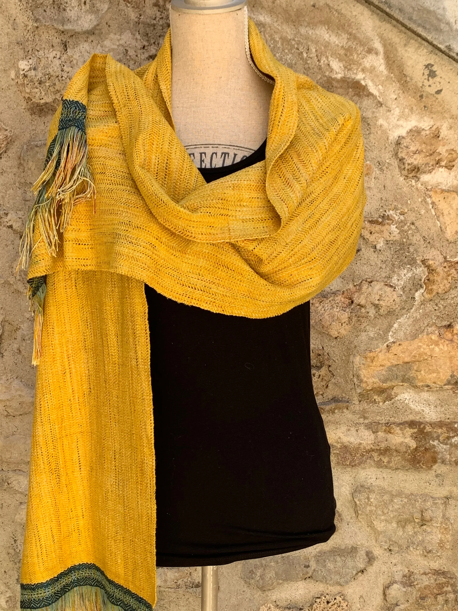 Écharpe jaune d'or ajourée, autre vue 2