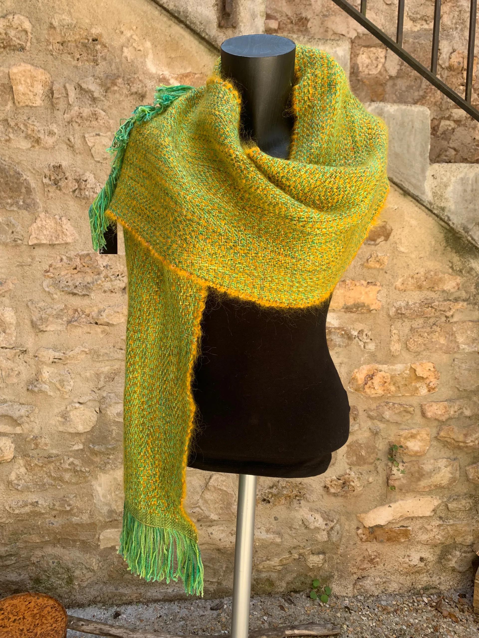 Écharpe jaune soleil aux franges menthe, autre vue 2