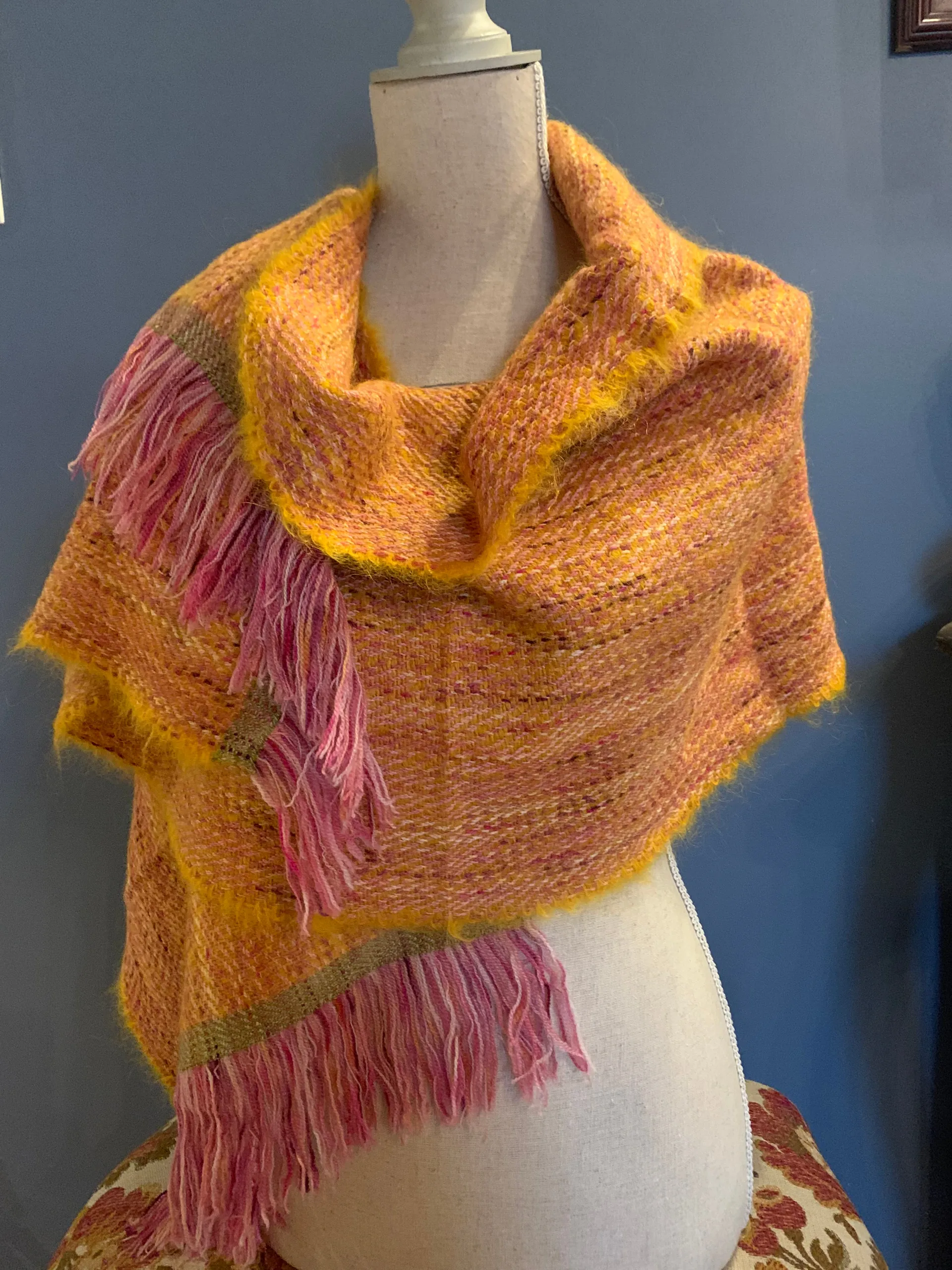 Écharpe orange solaire aux franges roses, autre vue 4