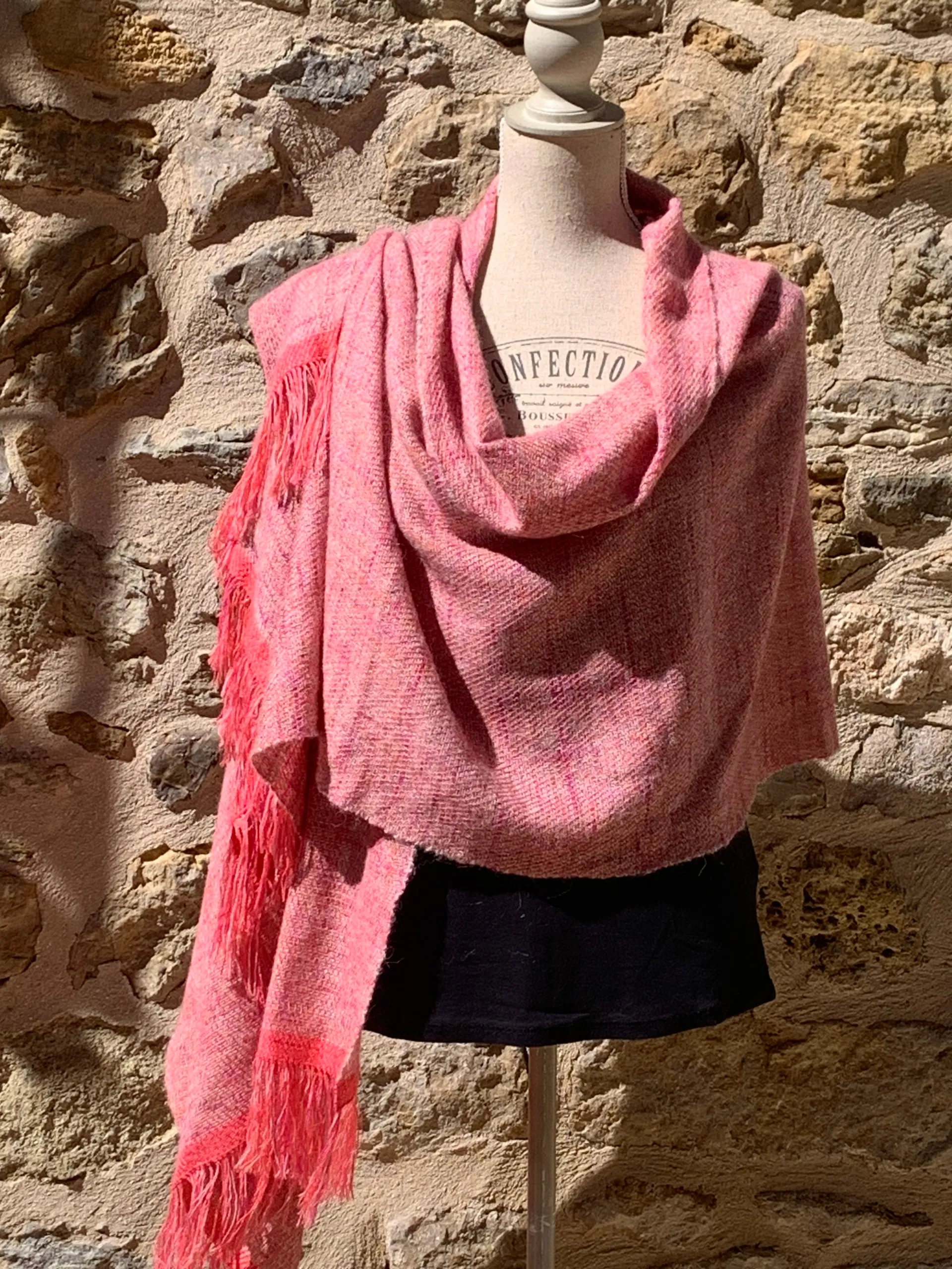 Écharpe rose saumon aux franges corail, autre vue 2